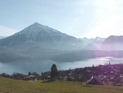  Foto von Sigriswil (Thunersee) mit dem Niesen von heute